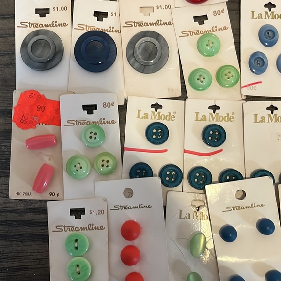 Vintage lot of assorted Buttons of 37 cards - Picture 4 of 8